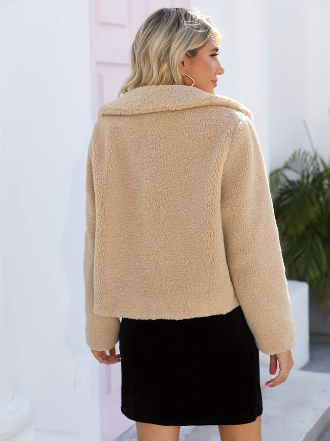 Livia Teddy Coat | Beige Dames Jas met Luxe Fleece en Statement Gespen
