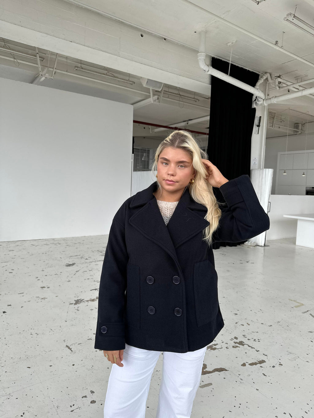 Donkerblauwe korte damesjas met reverskraag – Maison Liore