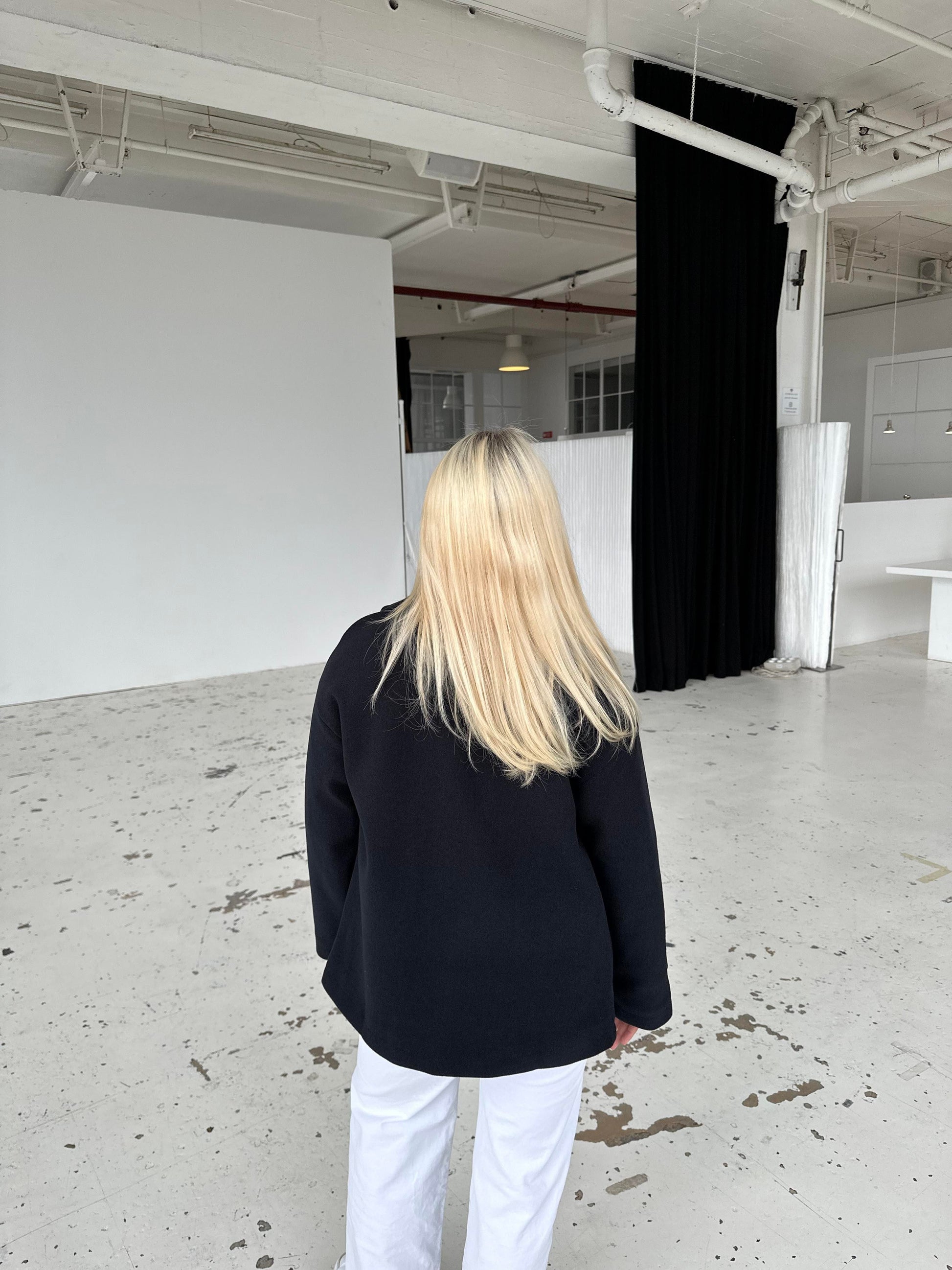 Donkerblauwe korte damesjas met reverskraag – Maison Liore