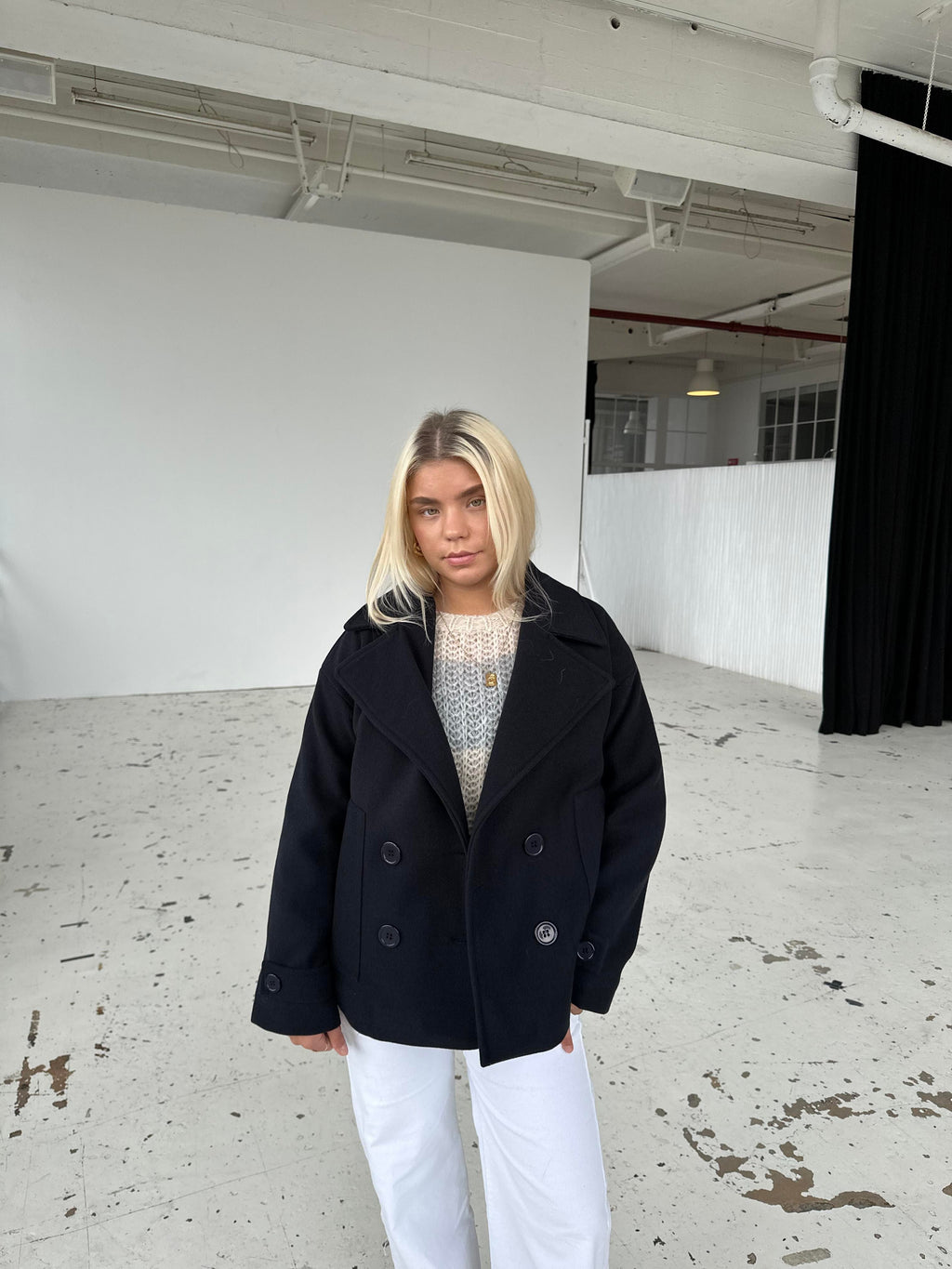 Donkerblauwe korte damesjas met reverskraag – Maison Liore