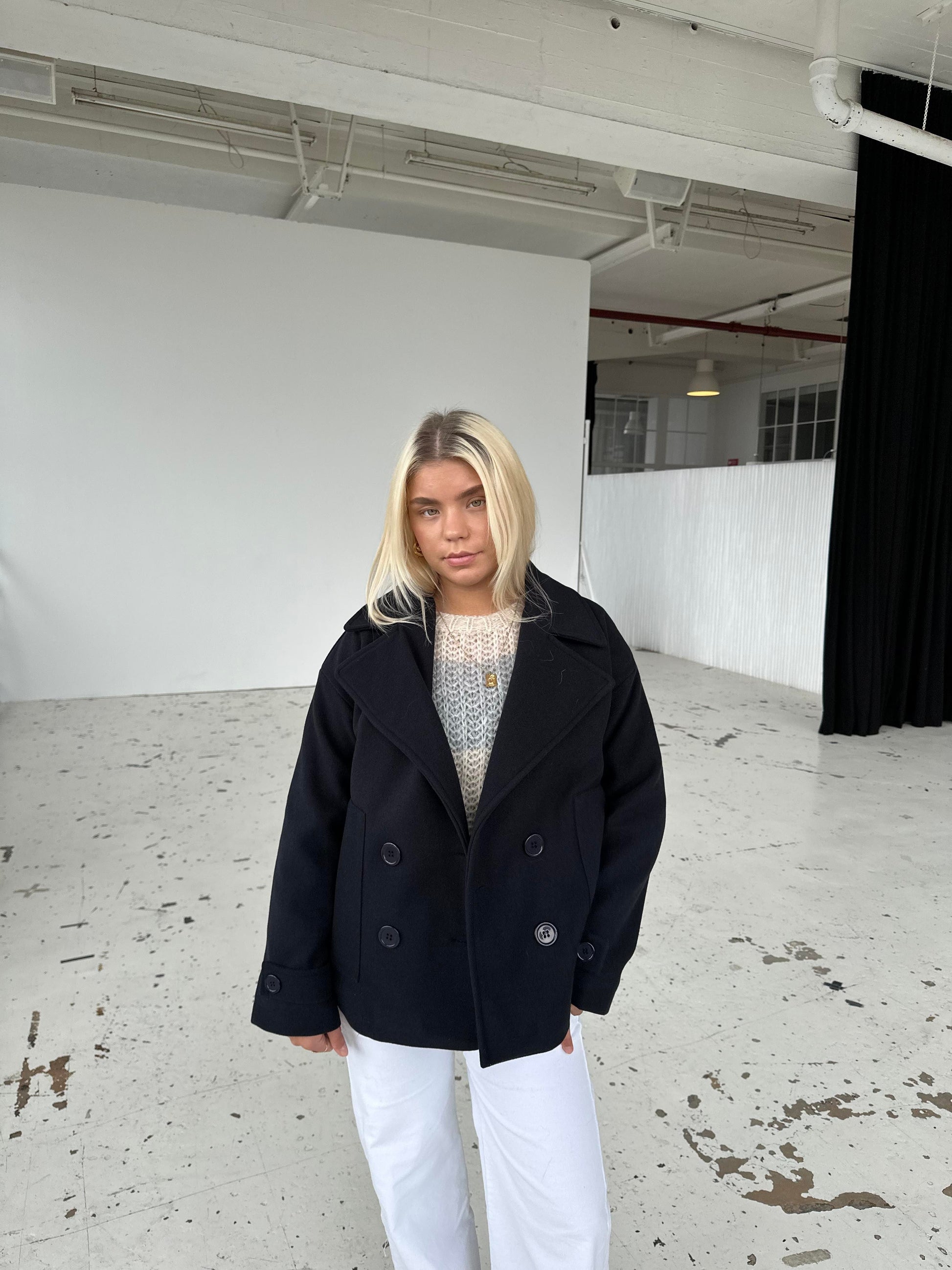 Donkerblauwe korte damesjas met reverskraag – Maison Liore